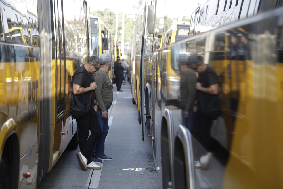 Passageiros do BRT junto aos &ocirc;nibus parados por causa da viol&ecirc;ncia na Pra&ccedil;a Seca &mdash; Foto: Gabriel de Paiva/Ag&ecirc;ncia O Globo