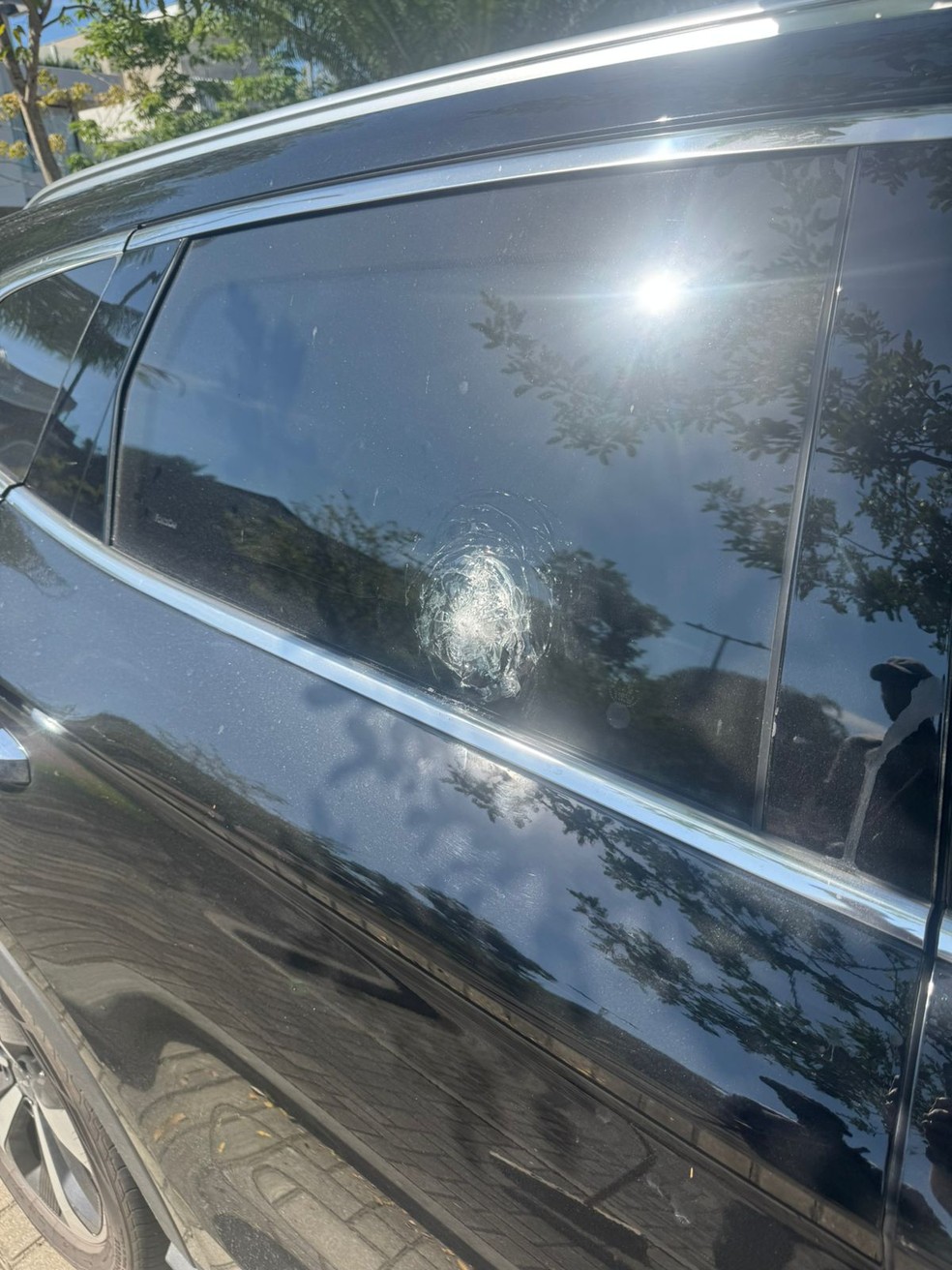 Vidro estourado do carro de Rossi — Foto: Reprodução