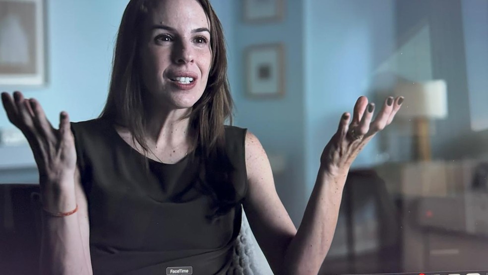 Suzane em diferentes momentos do documentário — Foto: Reprodução