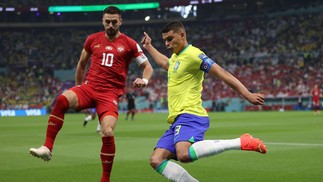 O atacante sérvio Dusan Tadic briga pela bola com o zagueiro brasileiro Thiago Silva  — Foto: ADRIAN DENNIS/AFP