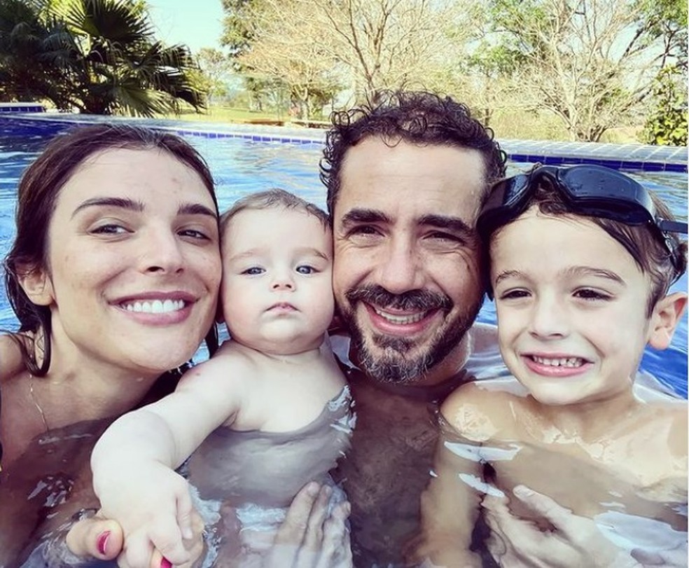 Rafa Brites leva vassoura e pá de lixo para votação: 'Fui limpar a ...