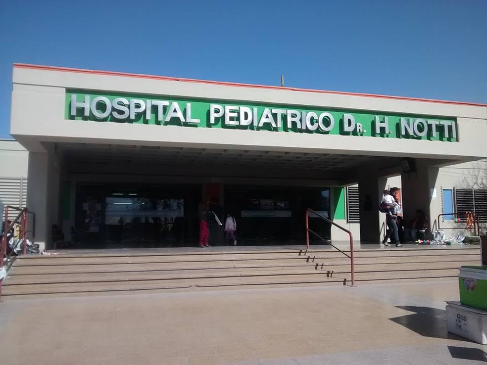 Após ser resgatado, o bebê recém-nascido foi enviado até o Hosital Pediátrico Dr. H Notti e internado na neonatologia — Foto: Divulgação Facebook