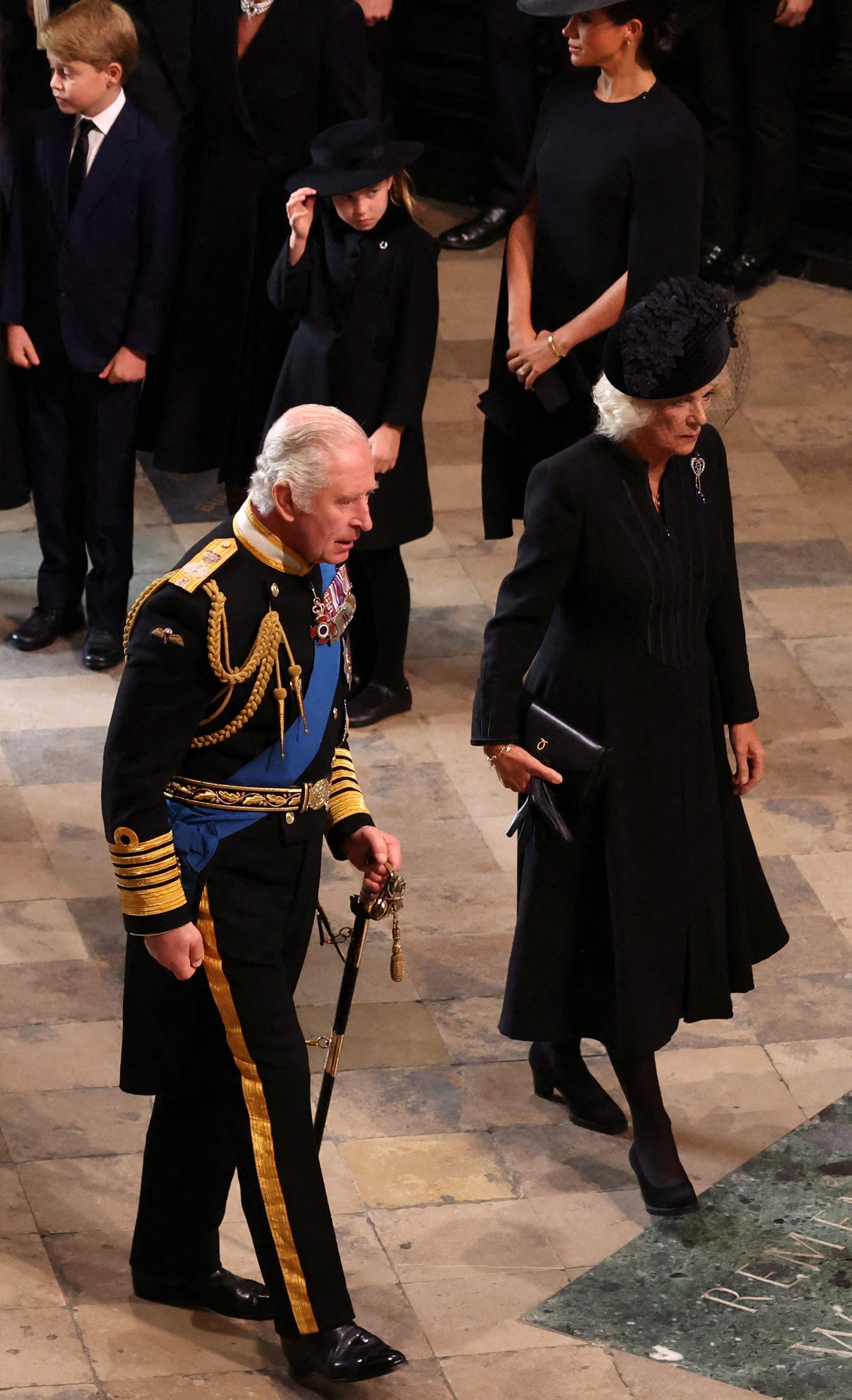 O rei britânico, Carlos III, e a rainha consorte, Camilla, chegam à Abadia de Westminster, em Londres — Foto: PHIL NOBLE / POOL / AFP