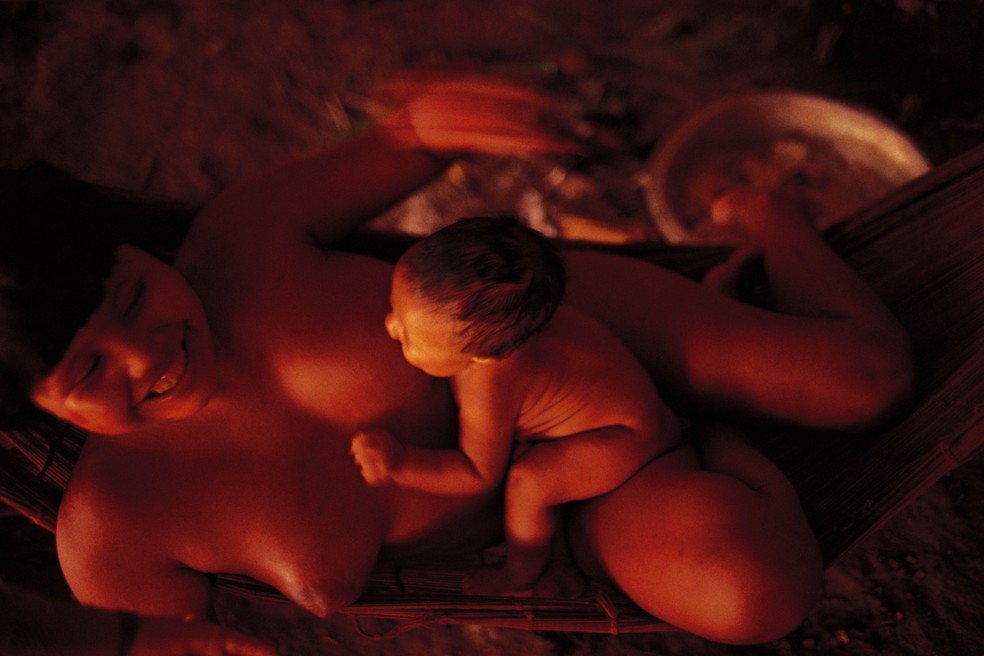 Mãe yanomâmi amamentando — Foto: Divulgação/Hiromi Nagakura