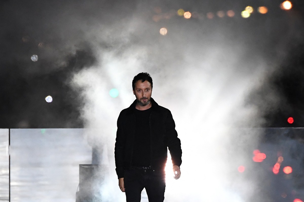 Anthony Vaccarello deixa a Saint Laurent após uma década à frente da direção artística da grife