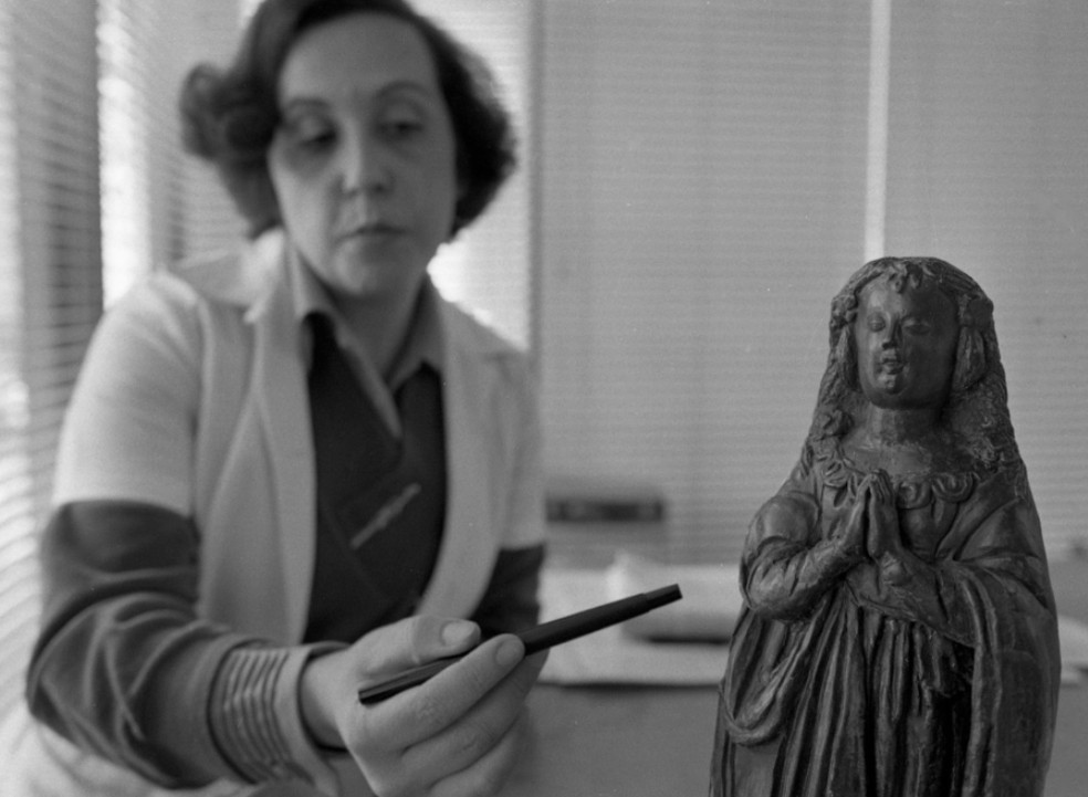 A imagem da Nossa Senhora Aparecida com a restauradora responsável — Foto: Antonio Carlos Piccino/Agência O Globo