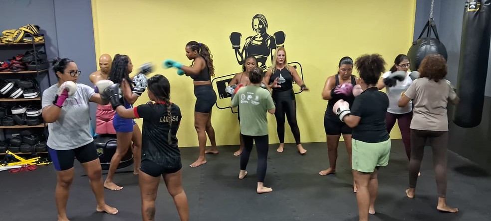 A professora Ana Lucia Moreira (de preto ao fundo) com alunas na sua academia, na Taquara — Foto: DIvulgação/Boxe Fit