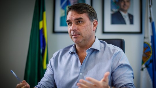 A chateação de Flávio Bolsonaro com o pai
