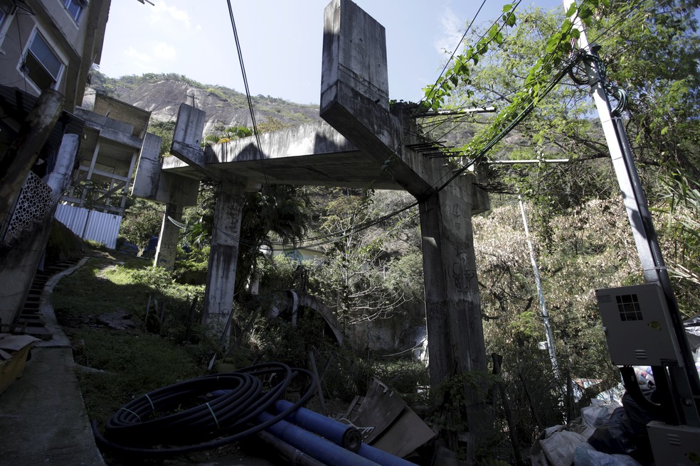 Abandono. Plano inclinado, que transportaria passageiros da parte baixa à parte alta da Rocinha, também facilitaria o trabalho de coleta de lixo: obras pararam em 2013 — Foto: Fabiano Rocha