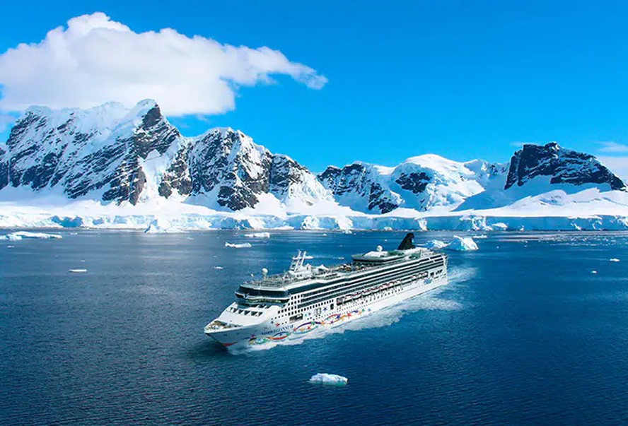 Navio de luxo na Antártica