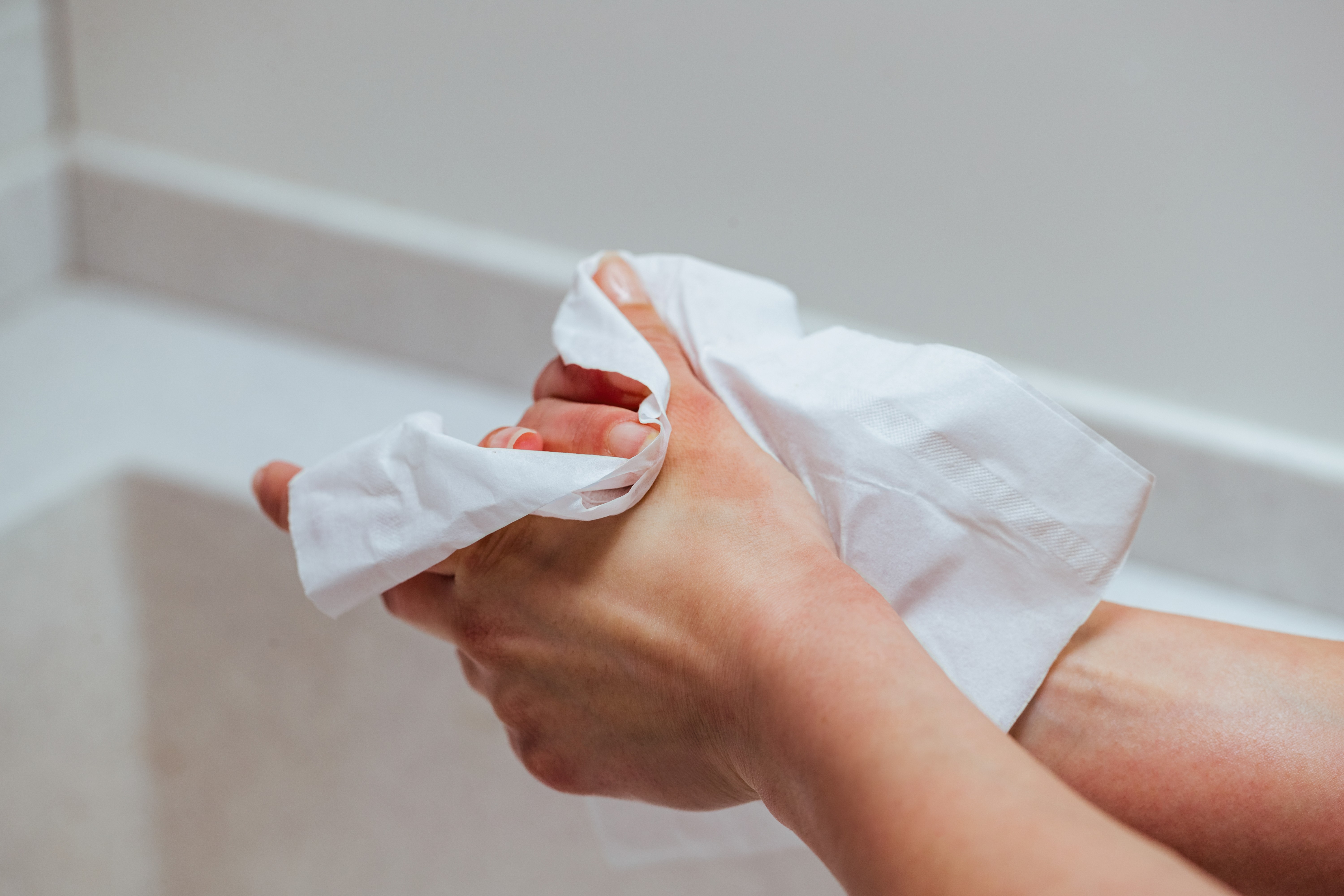 É melhor secar as mãos com toalhas de papel ou com um secador de mãos em um banheiro público? Cientistas esclarecem