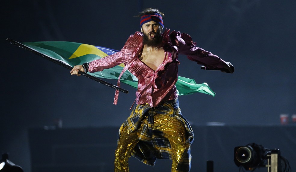 Jared Leto com bandeira brasileira no palco do Rock in Rio 2017 — Foto: Antonio Scorza / Agencia O Globo