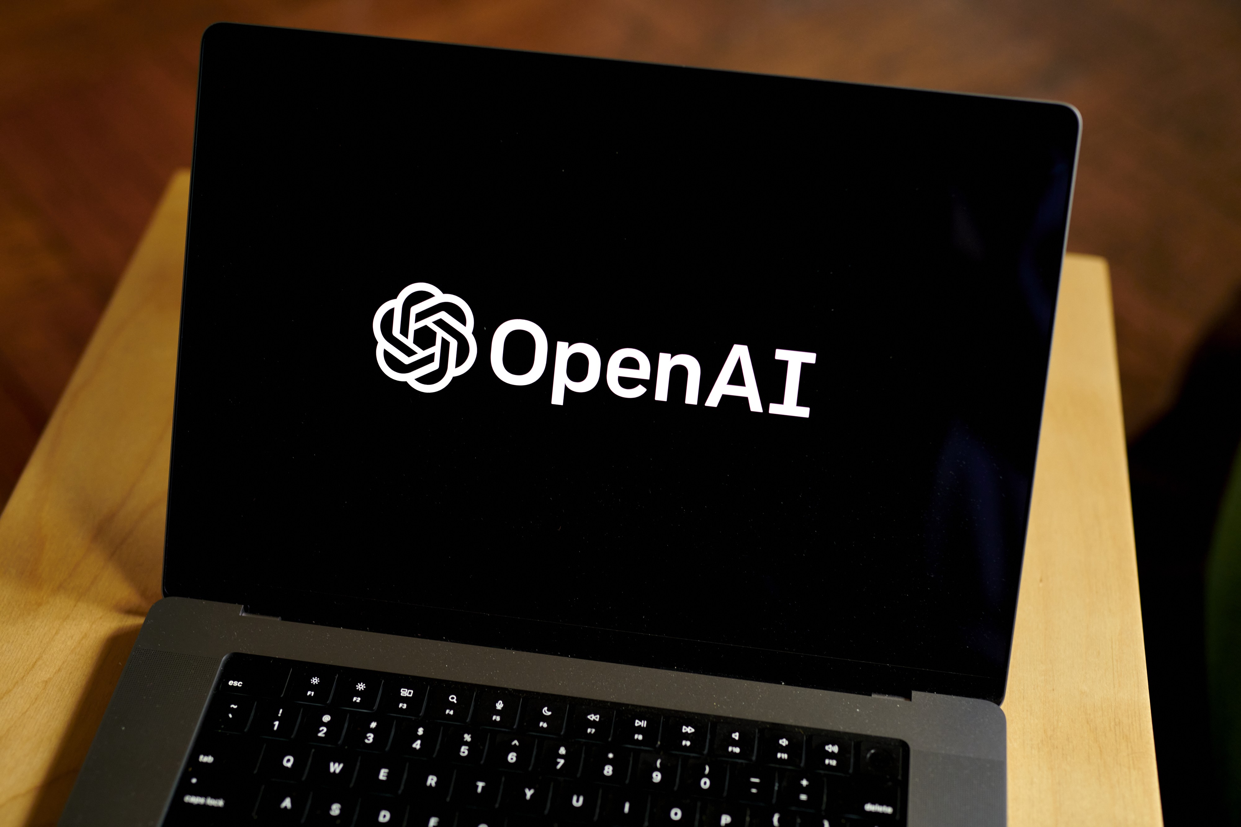 Primeiro dispositivo da OpenAI será um alto-falante portátil, sem tela, criado para ser um companheiro de IA