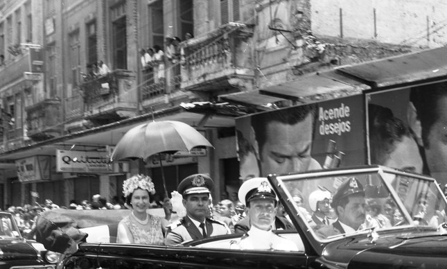 A rainha Elizabeth passeia de carro aberto em Salvador, em 3 de novembro de 1968 — Foto:         