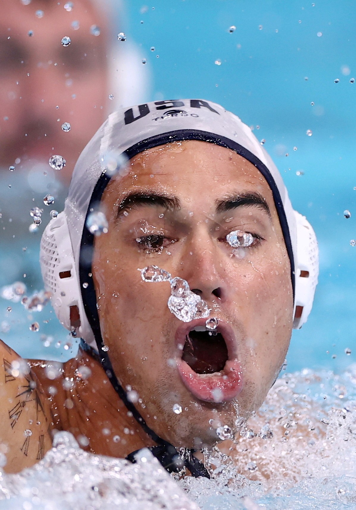 Atleta de polo aquático dos EUA é fotografado no momento que uma gota d'água passa exatamente pelo o olho esquerdoREUTERS