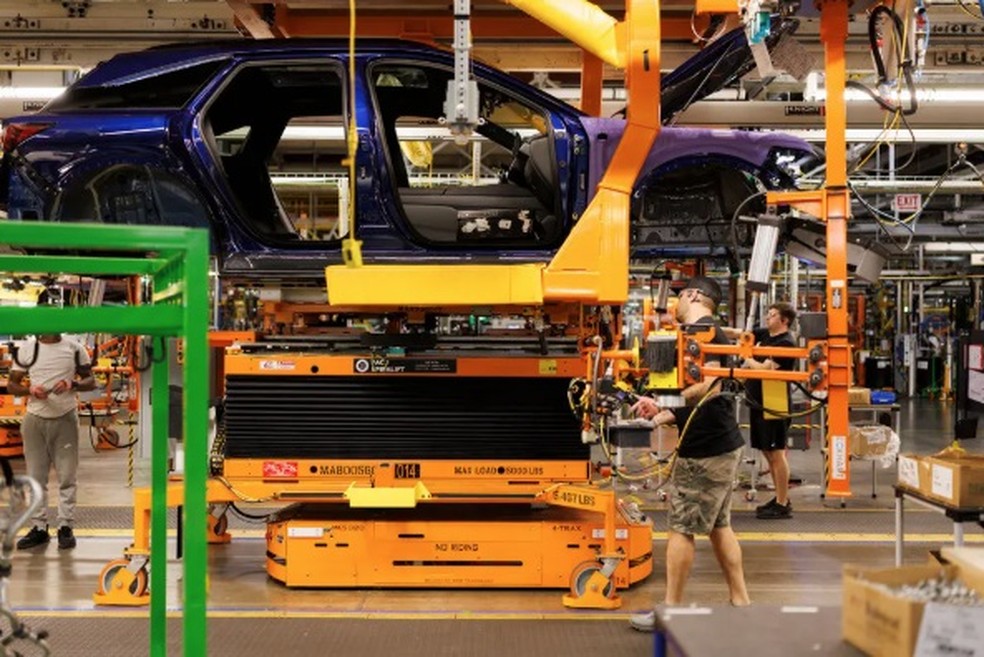 Trabalhador em uma linha de montagem na fábrica da General Motors em Spring Hill, Tennessee, no ano passado: Trump tenta incentivar indústria nacional com tarifa de 25% sobre carros importados — Foto: Brett Carlsen/The New York Times