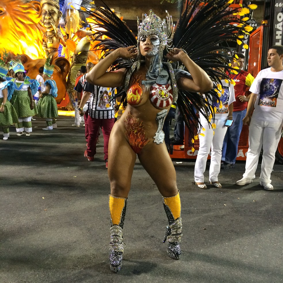 Andrea Martins usa tapa-sexo de 1,5cm em desfile de 2020 — Foto: Pedro Zuazo