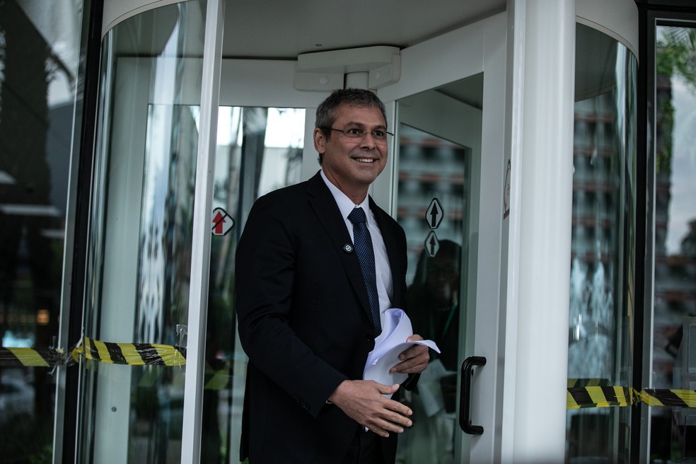 O deputado Lindbergh Farias em coletiva na Polícia Federal — Foto: Brenno Carvalho / Agência O Globo