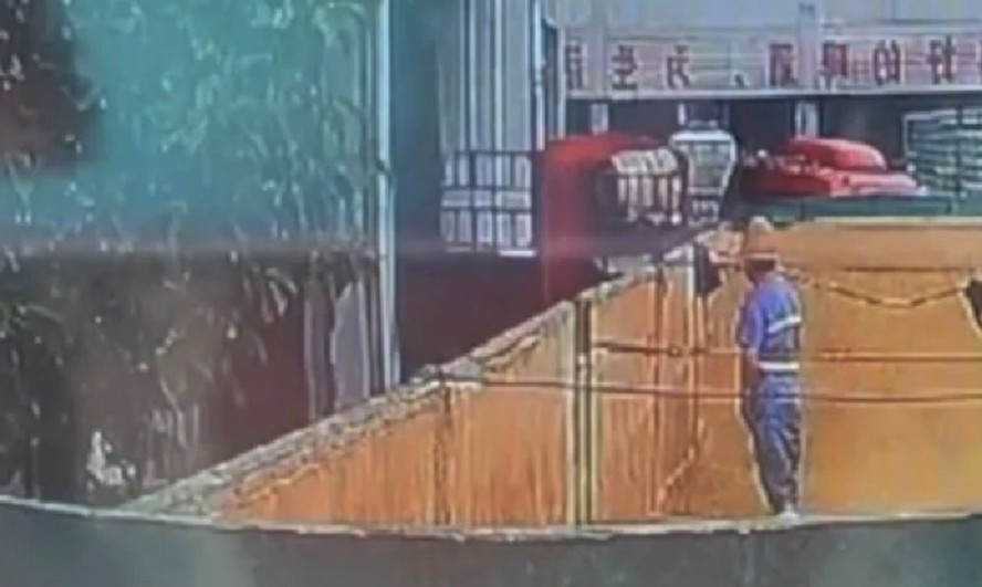 Marca de cerveja chinesa investiga vídeo que mostra funcionário urinando em matéria-prima, dentro da fábrica