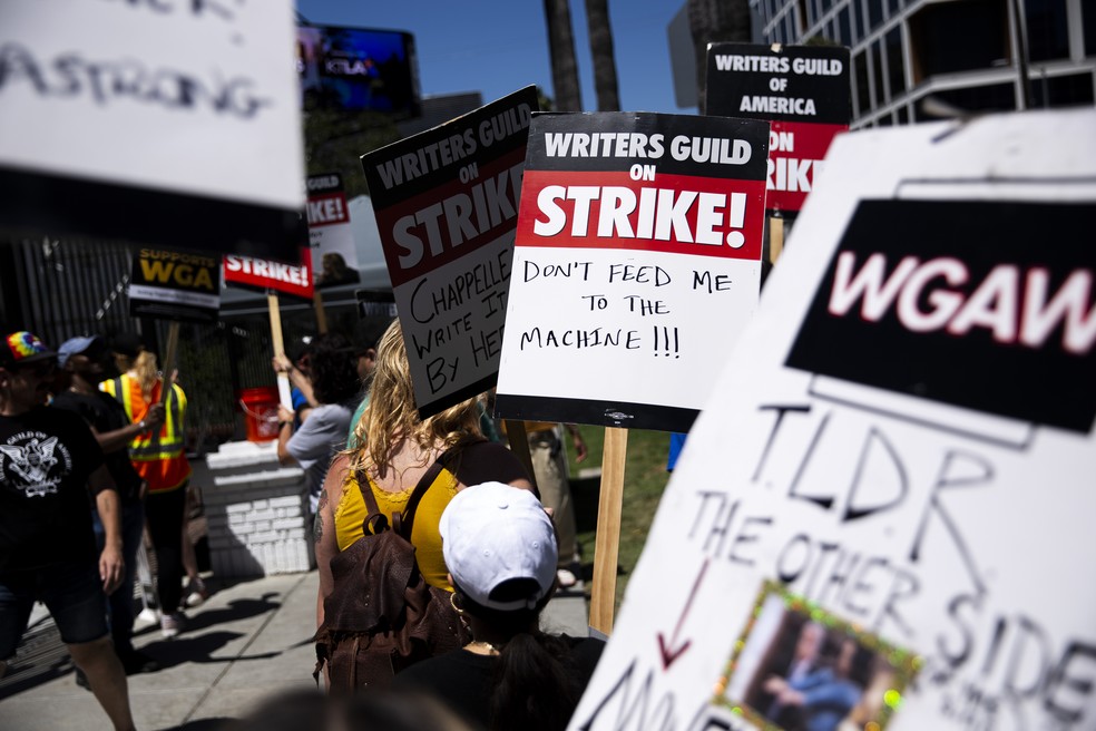 Integrantes dos sindicatos dos atores e dos roteiristas protestam diante da sede da Netflix, em Los Angeles — Foto: Jenna Schoenfeld/New York Times
