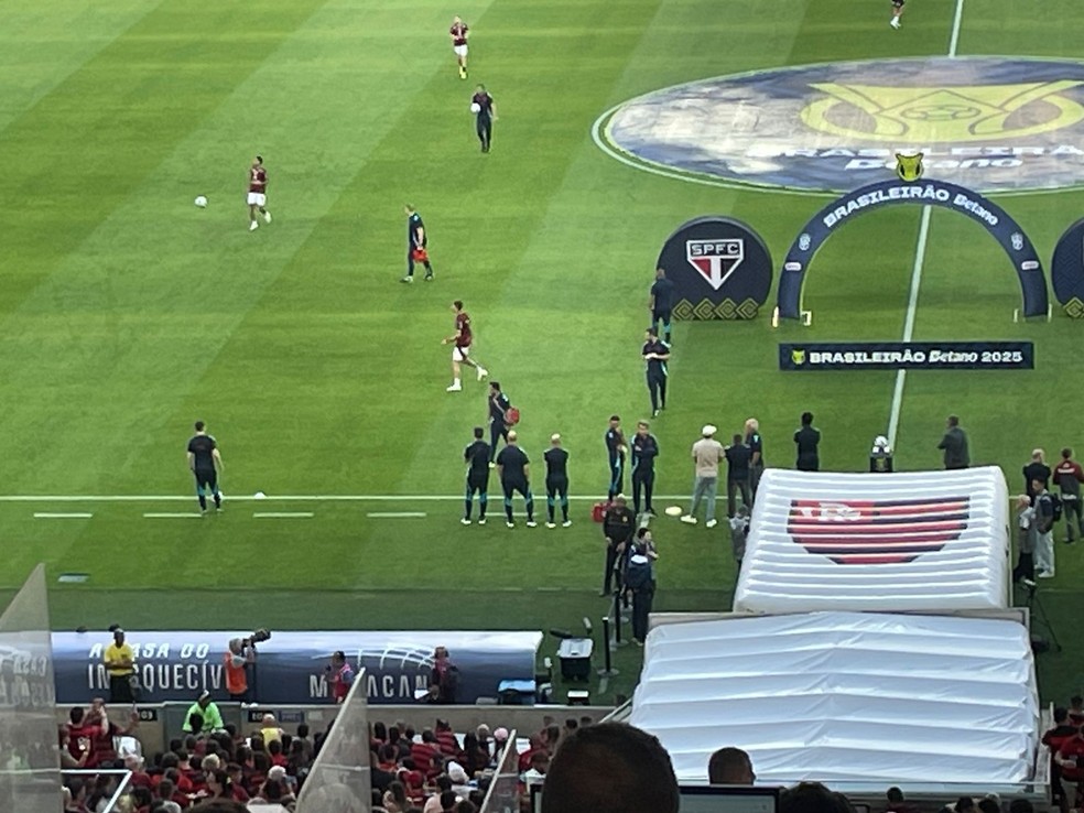 Fora da relação para a partida, Pedro assistiu ao aquecimento do Flamengo para o jogo contra o São Paulo no gramado do Maracanã — Foto: João Pedro Fragoso