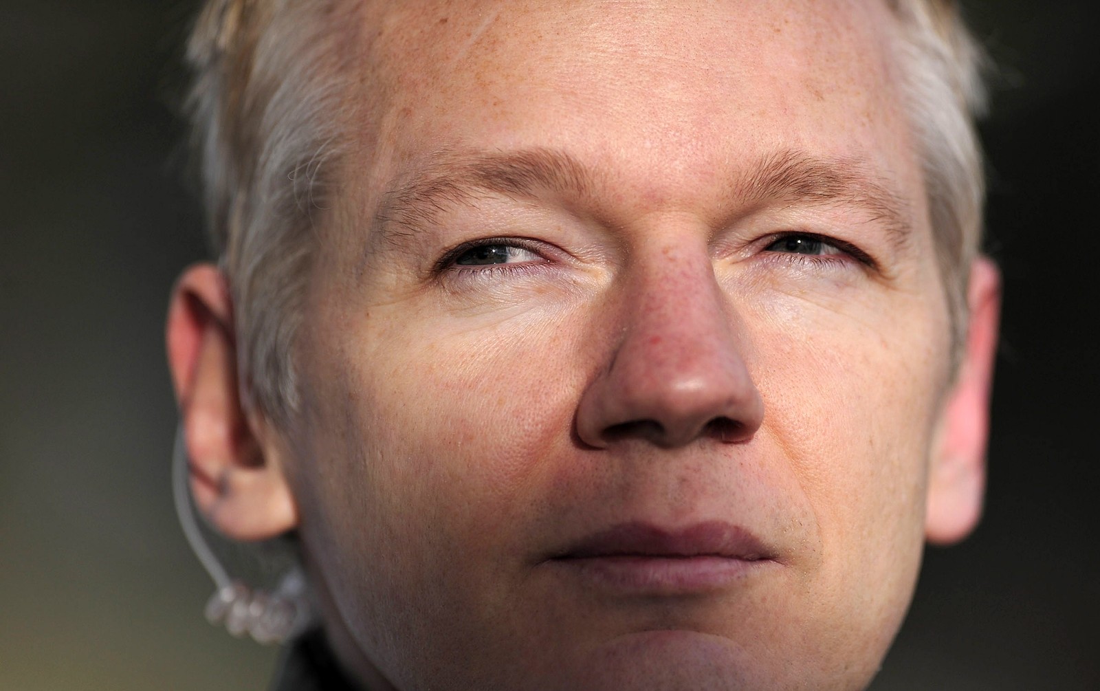 O fundador do WikiLeaks, Julian Assange, dirige-se à mídia no Ellingham Hall, em Norfolk, leste da Inglaterra, em 2010. — Foto: AFP FOTO/CARL COURT
