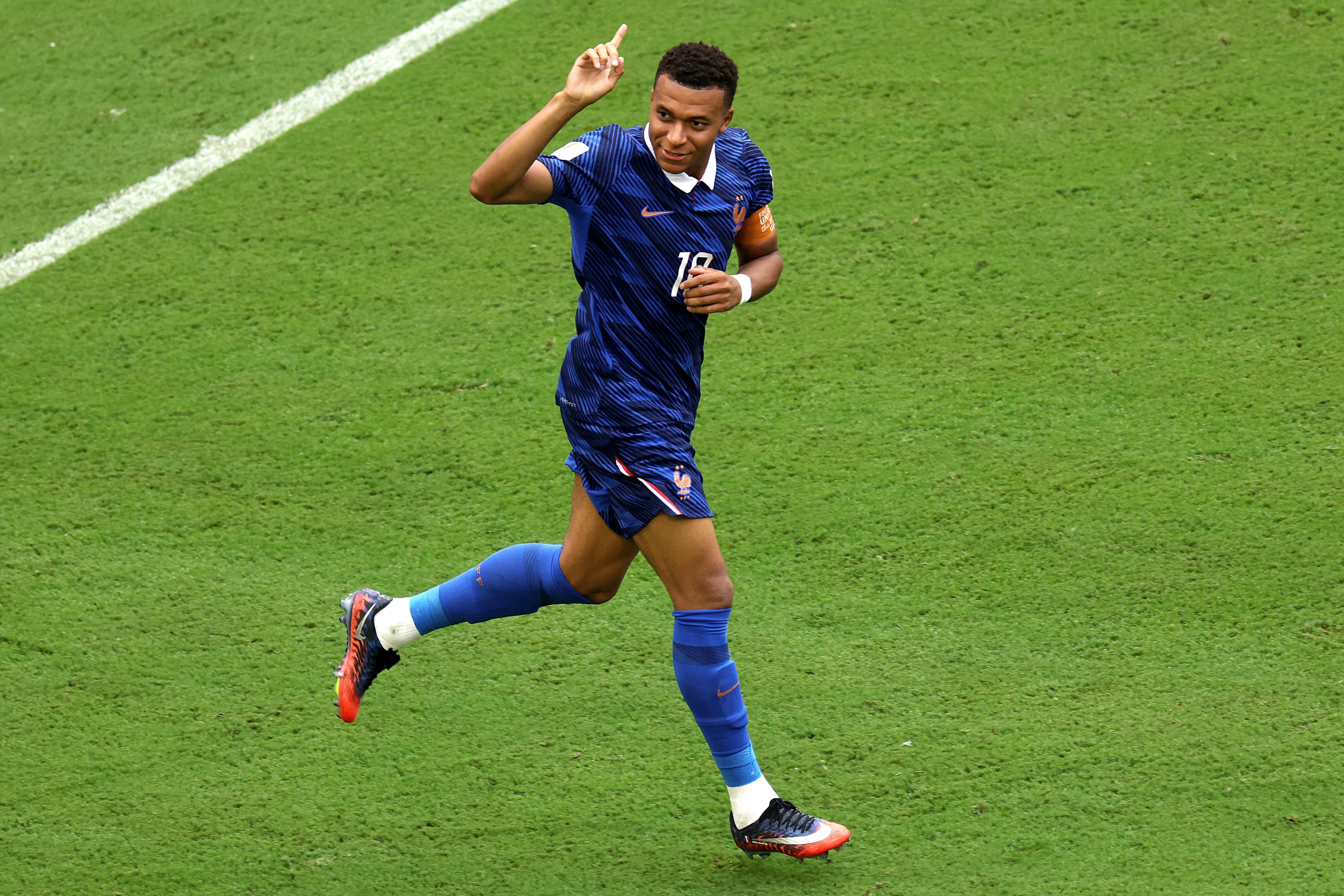 Mbappé dispara na artilharia da Copa e supera Messi com dois gols