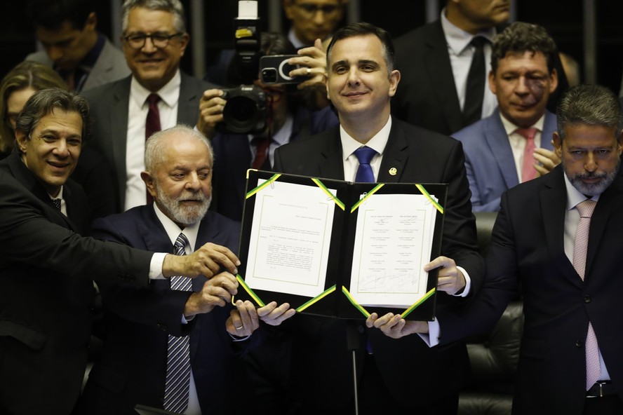 Com Lula presente, Congresso promulga PEC da reforma tributária