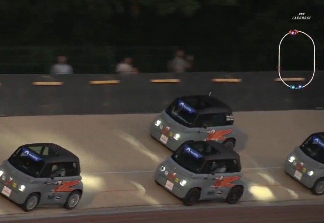 Influenciadores franceses disputam corrida com mini carros elétricos e atraem 150 mil espectadores na França; vídeo