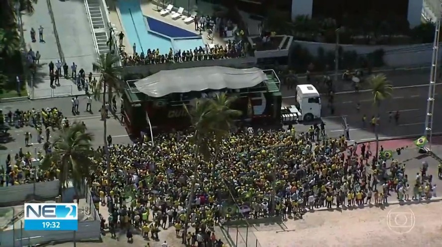 Imagem aérea mostra momento do discurso de Bolsonaro para apoiadores em Boa Viagem, no Recife