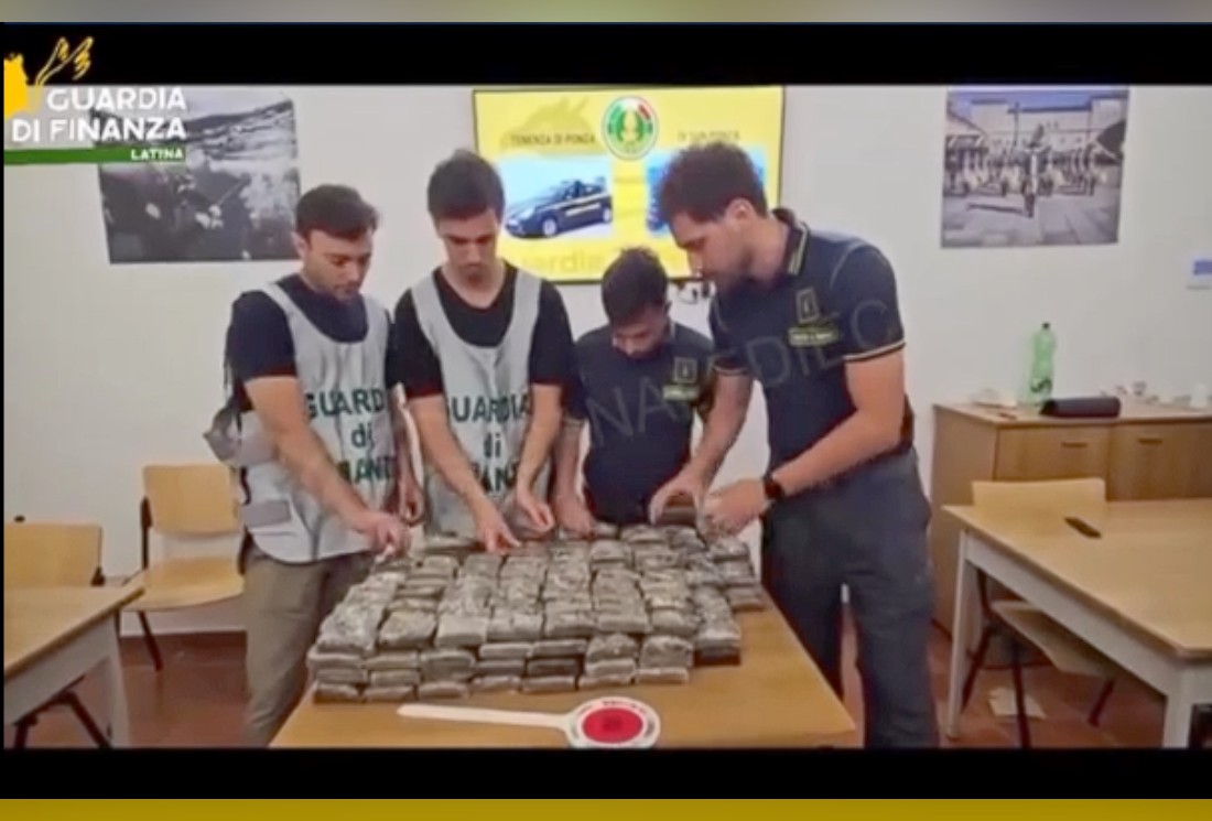 Polícia encontra carregamento de drogas de mais de R$ 2,5 milhões escondido em caverna submarina perto de ilha de famosos na Itália