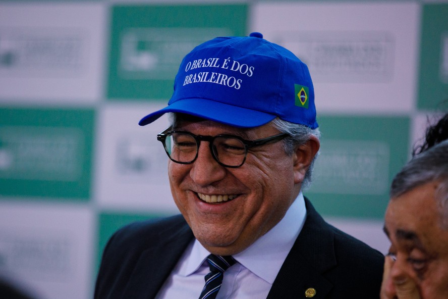 Ministro de Secretaria de Relações Institucionais do Brasil Alexandre Padilha usa boné “Brasil é dos Brasileiros”