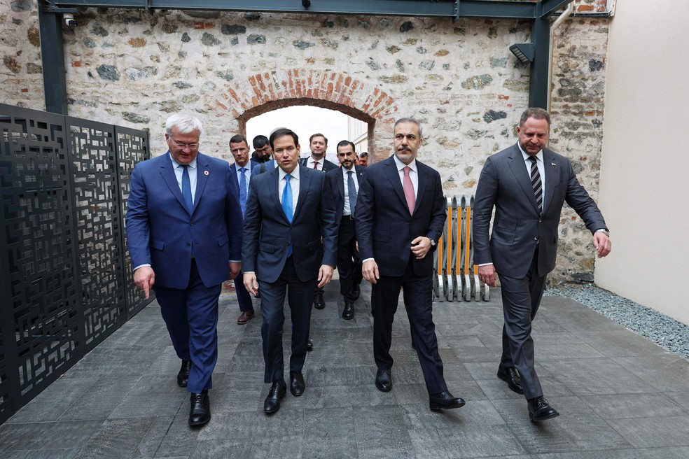O secretário de Estado americano, Marco Rubio, com os chefes da diplomacia turca, Hakan Fidan, e ucraniano, Andriy Sybiga — Foto: Ministério das Relações Exteriores da Turquia via AFP