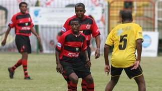 Jogo comemorativo dos 25 anos do título Mundial do Flamengo no Estádio Raulino de Oliveira, em Volta Redonda. Na foto, o ex-jogador Adílio — Foto: Fernando Maia / Agência O Globo