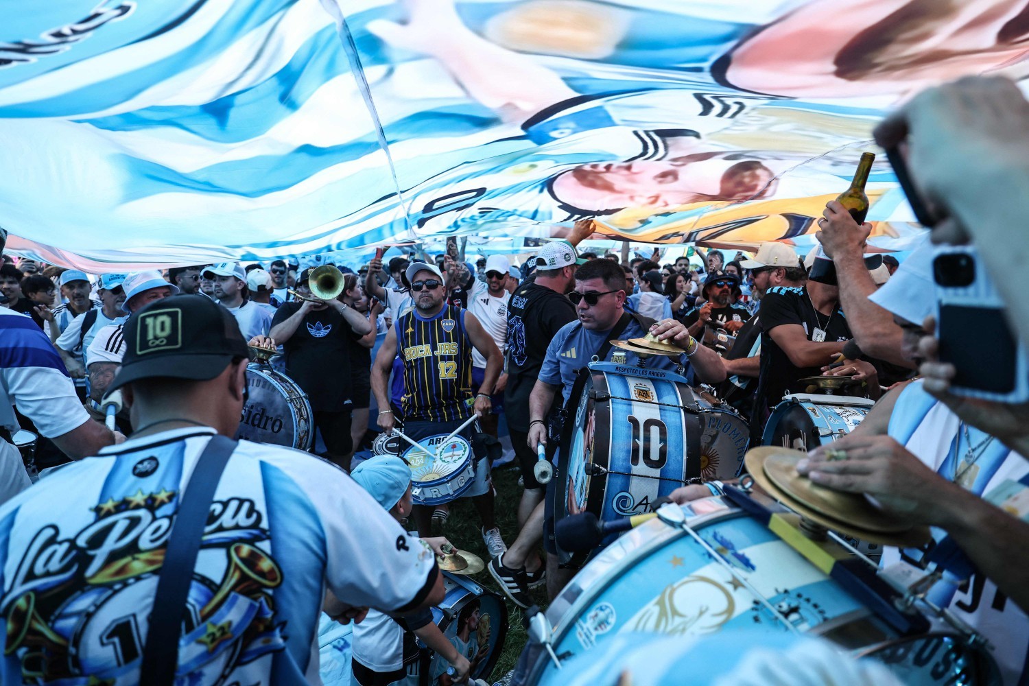 Torcedores da Argentina se reúnem no Mill Creek Park, em Kansas City — Foto: Getty Images via AFP