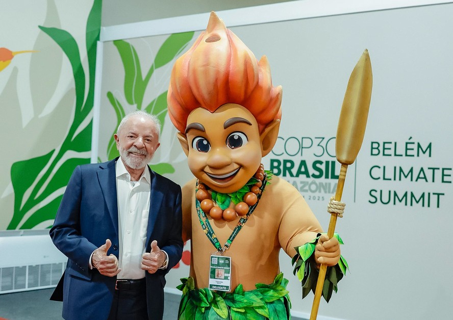 Lula posa com o Curupira, mascote da COP30 em Bel&eacute;m