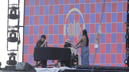 Filha de Madonna sobe ao palco durante teste de som