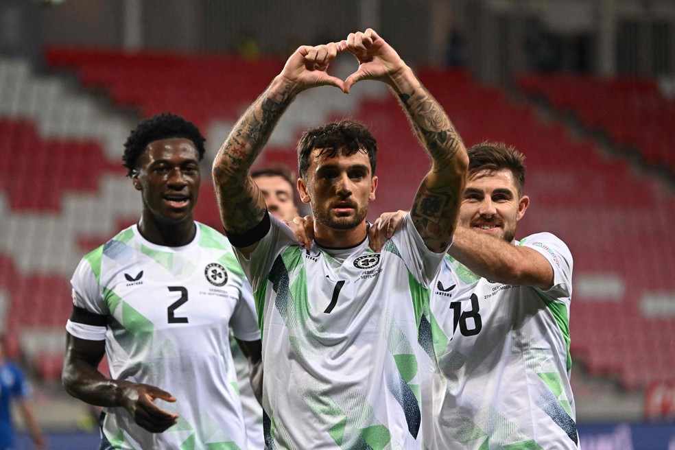 Jogadores da Irlanda jogaram contra Israel com uma braçadeira preta em luto pelas vítimas do conflito em Gaza — Foto: Attila KISBENEDEK / AFP