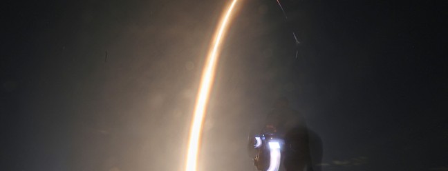 Com apoio da Nasa, SpaceX lança foguete em missão privada para a Lua pela 1ª vez em 52 anos — Foto: GREGG NEWTON / AFP