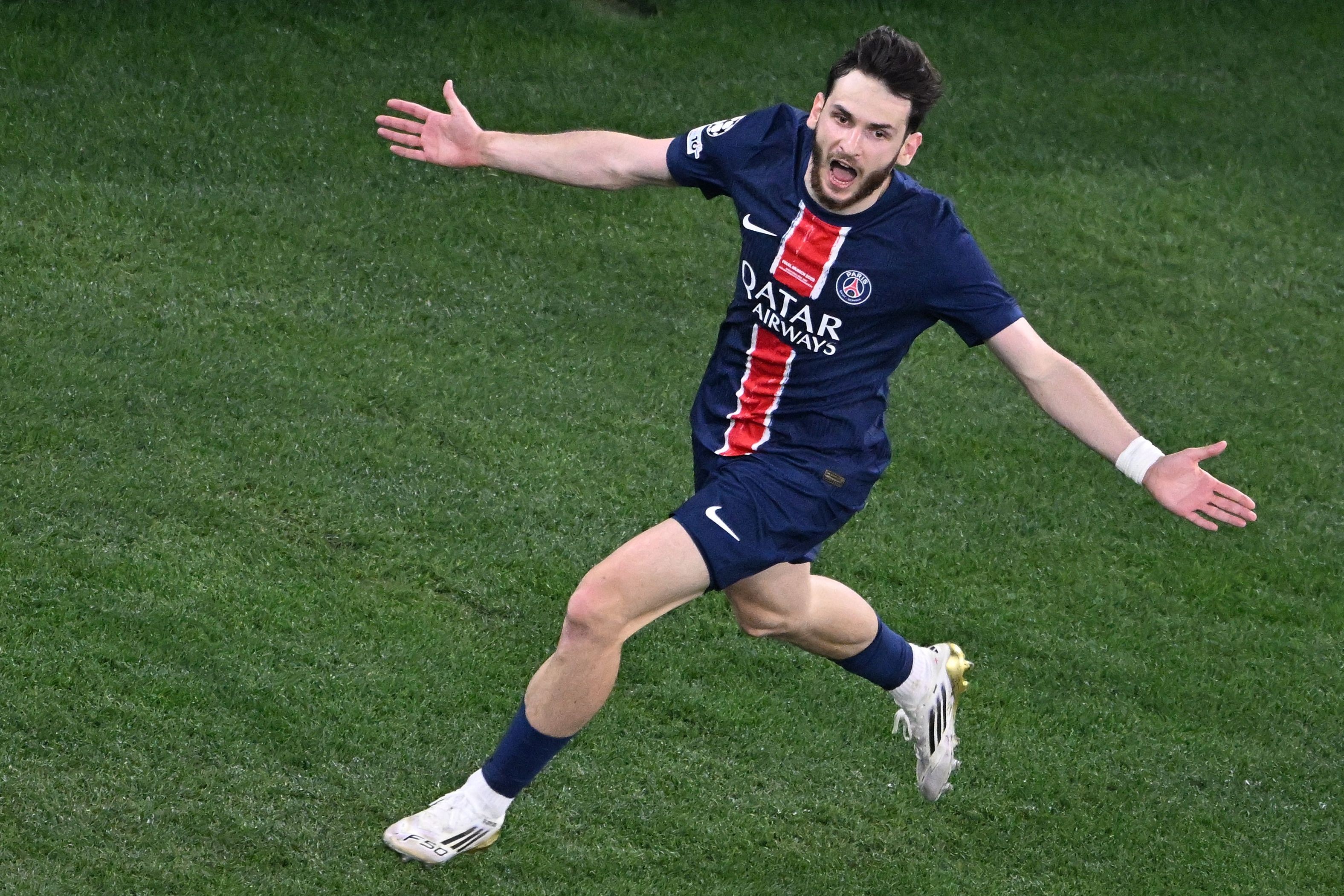Kvaratskhelia quase vestiu a camisa do Barcelona antes de se transferir para o PSG; entenda