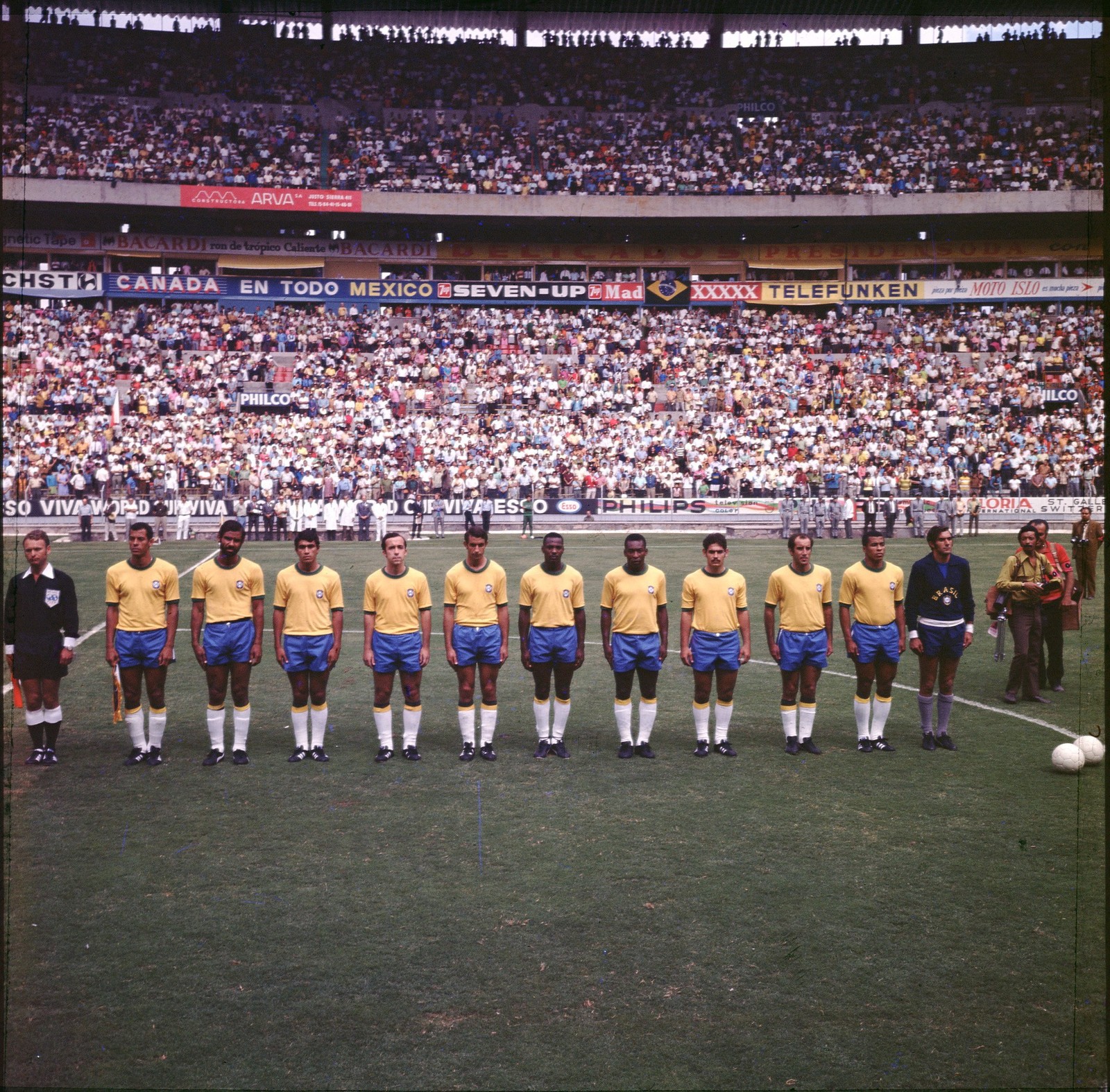 Copa de 1970: formação do time brasileiro antes da partida final contra o time italiano — Foto: Reprodução/ TV Globo