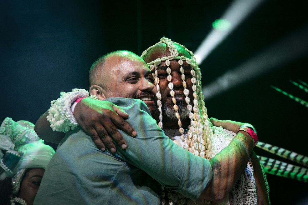 Melhor escola, melhor enredo e melhor bateria: Imperatriz, do carnavalesco Leandro Vieira e do Mestre Lolo, é a mais premiada da noite — Foto: Guito