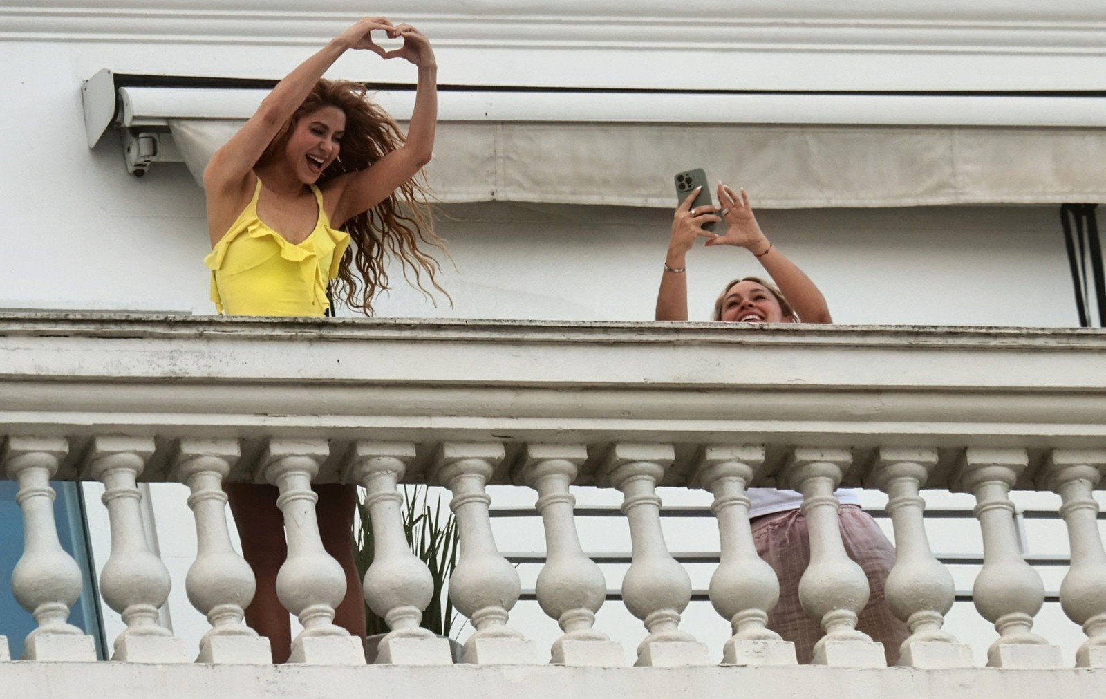 Eram exatamente 16h50, do último andar do hotel, quando surgiu a estrela colombiana — Foto: Fabiano Rocha / Agência O Globo