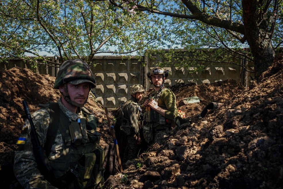 Soldados ucranianos cavam trincheiras perto da cidade ucraniana de Bakhmut — Foto: Dimitar Dilkoff