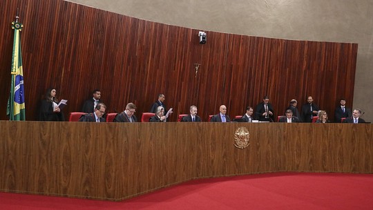 TSE multa Flávio Bolsonaro, Carla Zambelli e outros parlamentares em R$ 30 mil por associar Lula a satanista