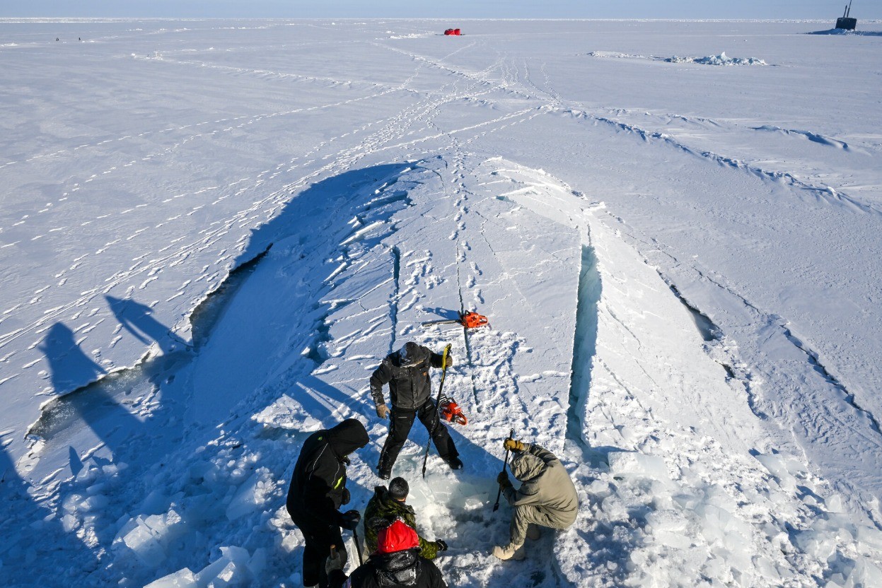 Submarine surfaces in the North Pole — Photo: NYT/Kenny Holston