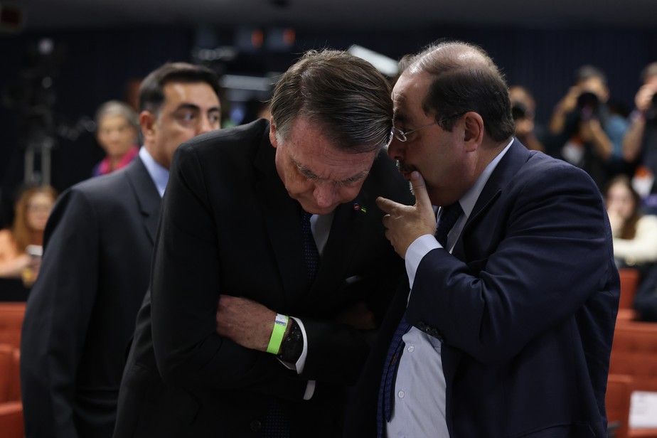Defesa de Bolsonaro pede ao STF autorização para contato telefônico com  ex-presidente em prisão domiciliar