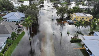 Bairro inundado em Punta Gorda, na Flórida, após o Furacão Milton atingir a costa em 10 de outubro de 2024 — Foto: Joe Raedle/Getty Images/AFP