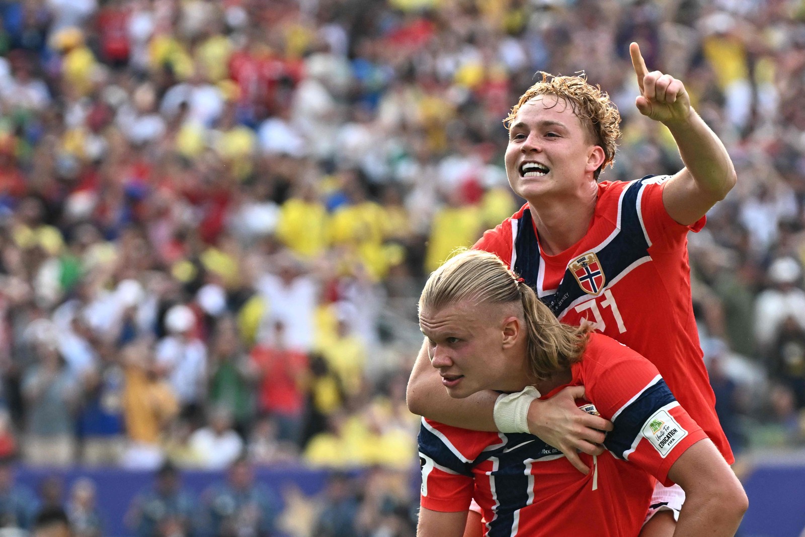 Haaland comemora o segundo gol da Noruega — Foto: Jewel SAMAD / AFP