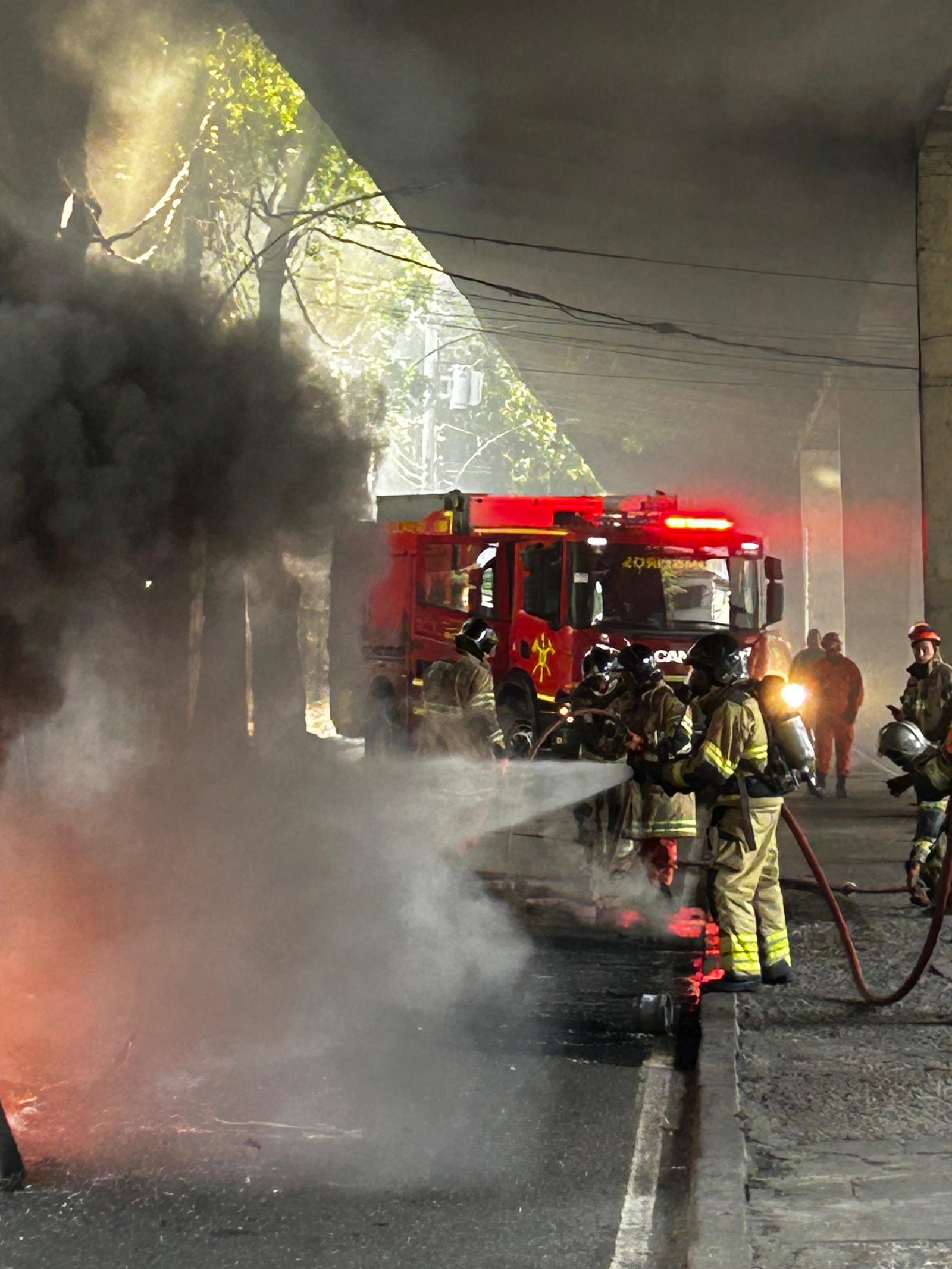 Bombeiros controlam o fogo em ônibus incendiado na Avenida Paulo de Frontin, no Rio Comprido — Foto: Gabriel de Paiva/ Agência O Globo